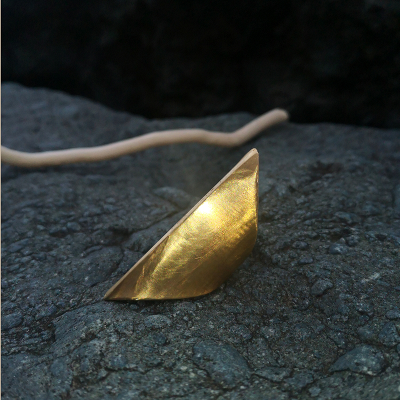 Bitxi Kanardo, fabrique artisanale de bijoux située à Bidart sur la côte Basque, aime la création brute, presque brutaliste. Chaque pièce est unique, patiemment façonnée à la main dans mon atelier, sans colle ni moulage.