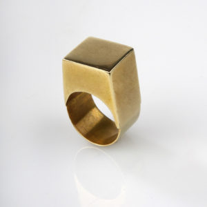 Bague en laiton en forme de cube