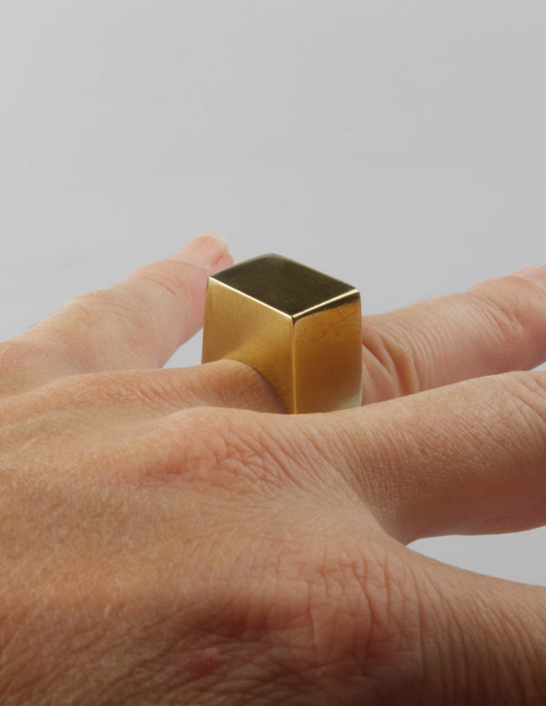 Bague en laiton en forme de cube