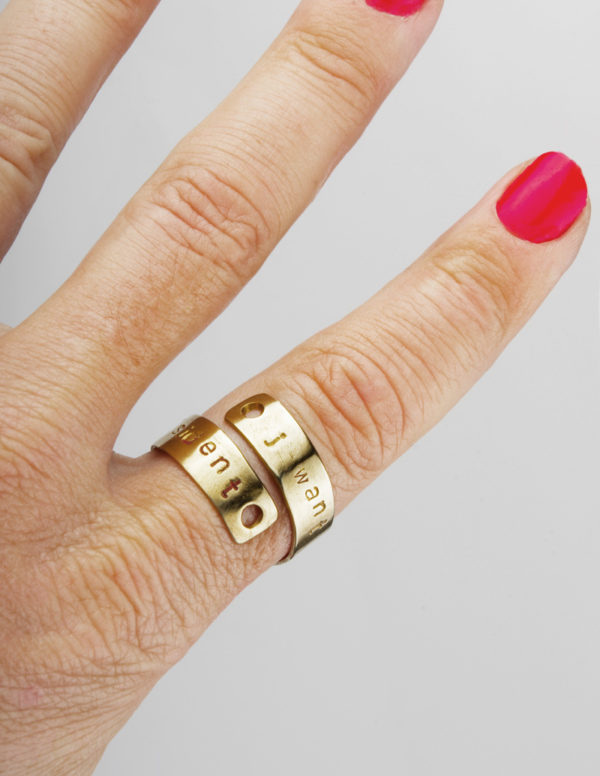 Bague en laiton avec le texte « I want a dyke for president » insculpé