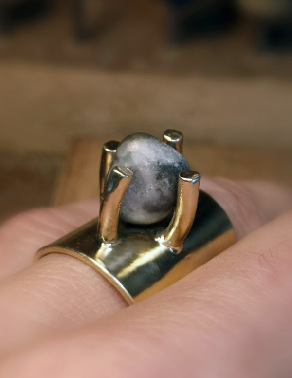 Bague en laiton avec un caillou bicolore