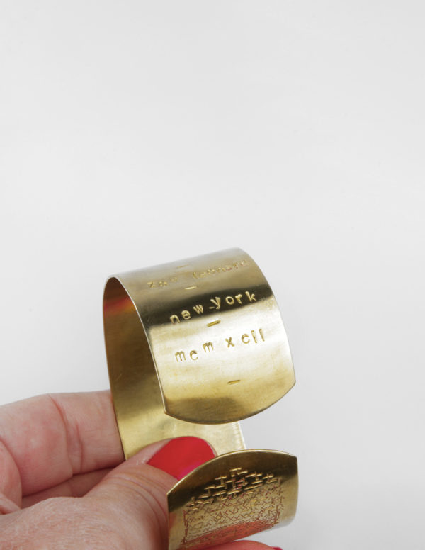 Bracelet en laiton poli avec l’inscription « I want a dyke for president »