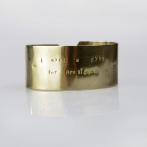 Bracelet en laiton poli avec l’inscription « I want a dyke for president »