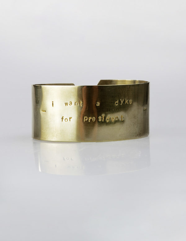 Bracelet en laiton poli avec l’inscription « I want a dyke for president »