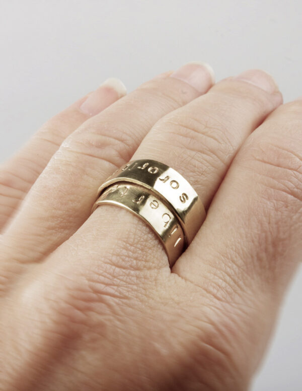 Bague en laiton avec message insculpé "liberté - équité - solidarité"