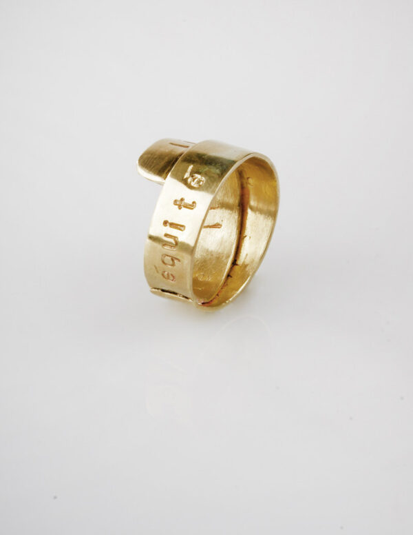 Bague en laiton avec message insculpé "liberté - équité - solidarité"