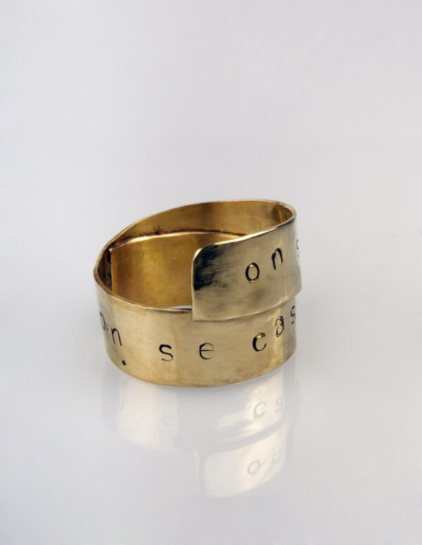 Bague en laiton avec une inscription "on se lève et on se casse".