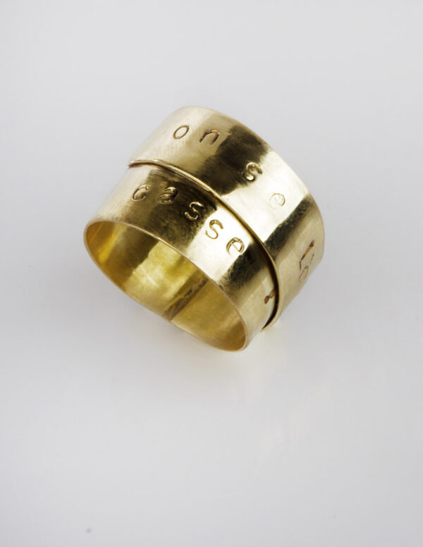 Bague en laiton avec une inscription "on se lève et on se casse".